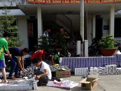 Xe chở thuốc lá lậu đâm thẳng vào công an