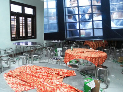 "Bãi chiến trường" ăn nhậu của cán bộ xã khi dân chạy lũ lụt