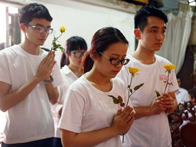 Hoa hồng vàng thay nén hương tiễn biệt Thương Sobey