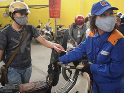 Không giảm giá xăng: Người tiêu dùng lại chịu thiệt