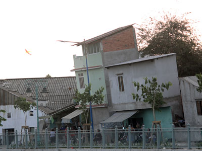 Hàng trăm nhà chờ sập bên dòng kênh mới hồi sinh ở Sài Gòn