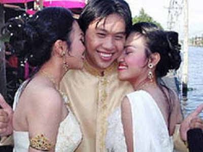 Kết hôn với cả hai chị em sinh đôi