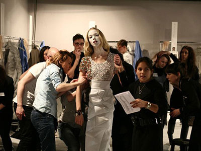 Những bí mật gây sốc phía sau tấm vé mời fashion week