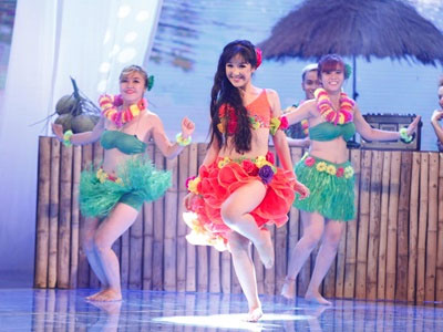 Vietnams Got Talent: Cô bé 13 tuổi nhảy Hawaii nóng bỏng, quyến rũ