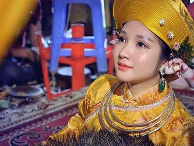 9x được mệnh danh là “cô đồng xinh đẹp nhất Việt Nam”