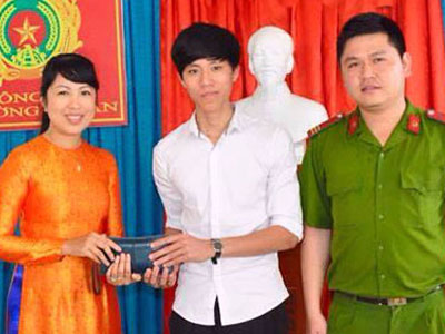 Chàng sinh viên trả lại sổ tiết kiệm hơn 1,3 tỷ đồng nhặt được
