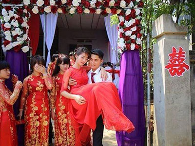 Chú rể bế cô dâu xinh gãy chân ở lễ ăn hỏi gây cảm động