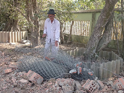 Giảng viên thuê máy xúc phá nhà cán bộ