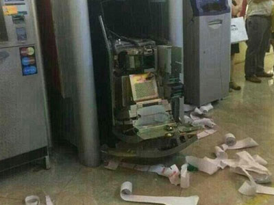 Khánh Hòa: Truy tìm nhóm người nước ngoài phá trụ máy ATM trộm tiền