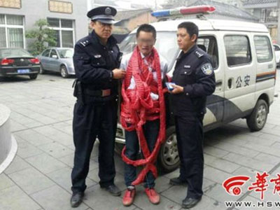Thất tình, thanh niên quấn pháo tép quanh người dọa đánh bom nhà bạn gái