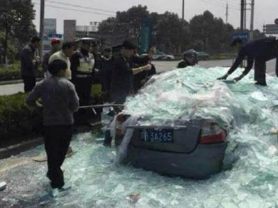 Thủy tinh tràn từ xe tải đè chết 3 người trên ô tô