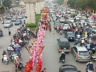Xôn xao hình ảnh kiệu bay giữa đường Hà Nội