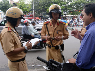 Đề xuất gắn camera trên mũ cảnh sát giao thông