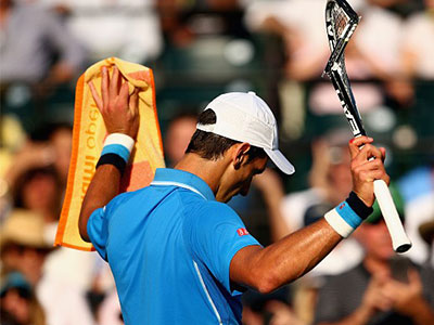 Djokovic ngược dòng vào tứ kết Miami Masters