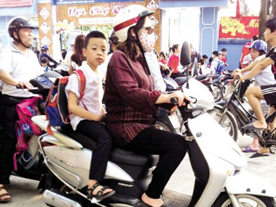 Học sinh không đội mũ bảo hiểm, giáo viên chịu trách nhiệm?