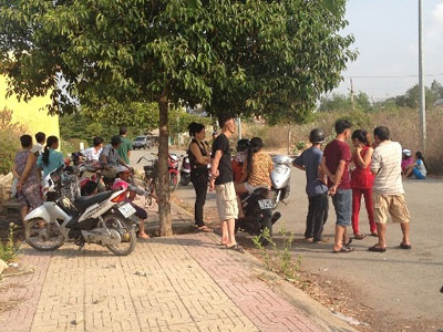 Người đàn ông chết gục cạnh 2 chai thuốc sâu