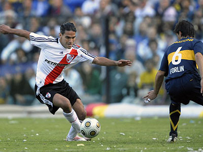 Đội bóng đầu tiên công khai muốn Falcao