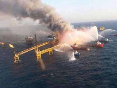 Giàn khoan dầu Mexico chìm trong khói lửa, ít nhất 4 người chết