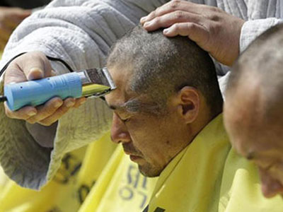 Người thân nạn nhân phà Sewol đồng loạt cạo đầu biểu tình