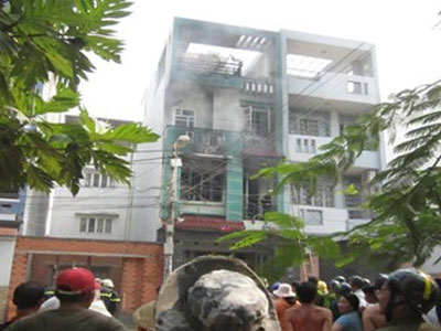 Nhà 4 tầng cháy ngùn ngụt sau tiếng nổ lớn