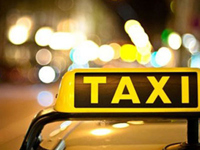 Tài xế xuống xe "giải quyết nỗi buồn", khách nhấn ga bỏ chạy