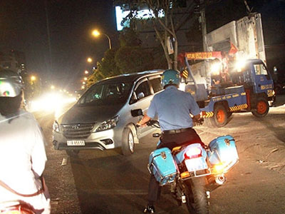 Bị thổi phạt, tài xế Uber tháo chạy như... phim hành động