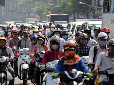 Dòng người chôn chân giữa nắng nóng ở Sài Gòn