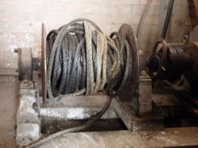 Một công nhân bị máy tời gạch cuốn nát nửa người