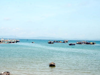 Quảng Ninh: Sóng to đánh chìm một tàu vận tải chở 9 người