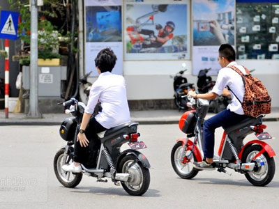 Trước ngày xử phạt, nhiều người đi xe đạp điện vẫn vô tư không đội mũ bảo hiểm