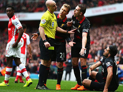 Cứ trận quan trọng là Liverpool bị đuổi người