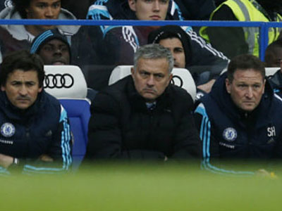 Vì sao Mourinho KHÓC mếu máo, đập đầu xuống đất trong trận gặp Stoke?