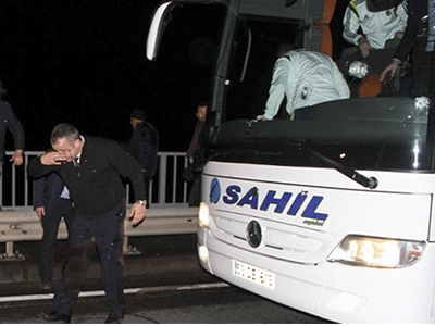 Xe buýt chở Fenerbahce và Dirk Kuyt bị bắn