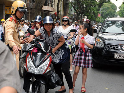 Hà Nội: Phụ huynh, học sinh bất ngờ khi bị dừng xe vì lỗi đầu trần
