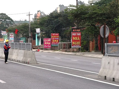 Ngang nhiên tháo dải phân cách, dùng mâm làm biển báo giao thông