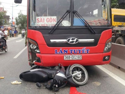 Thai phụ sắp sinh bị xe khách tông văng xuống đường