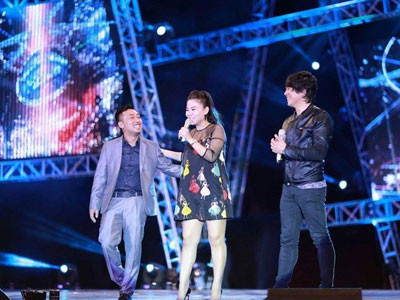 Thu Minh bầu 7 tháng vẫn đi giày cao gót lên sân khấu