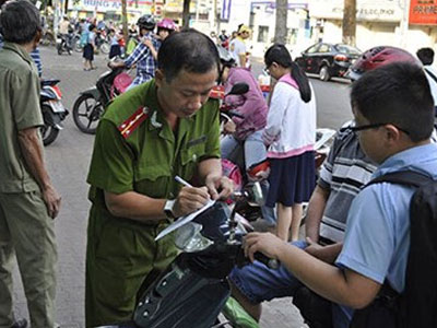 TP.HCM: Nhắc nhở không xuể trẻ em không đội mũ bảo hiểm