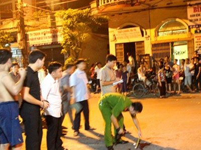 Băng giang hồ bắn người phụ nữ ngã gục trong nhà