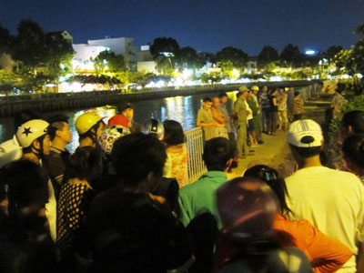 Đùa giỡn với bạn, thiếu niên chết đuối ở kênh Nhiêu Lộc