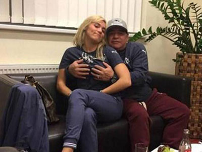 Maradona "gây bão" với bức ảnh sờ ngực bồ trẻ