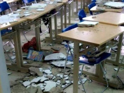 Trần nhà Trường Đại học Hà Nội đổ sập, 1 nữ sinh bất tỉnh