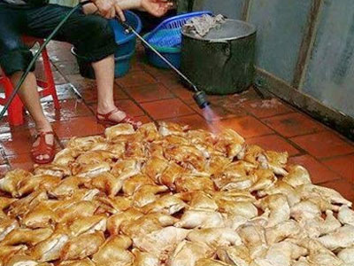 "Truy tìm" tung tích bức ảnh nướng gà trên nền gạch nhớp nhúa