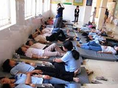 107 công nhân nhập viện sau bữa cơm tối