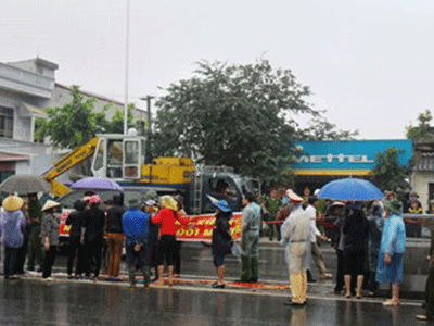 Dân đòi tháo dải phân cách, mở lối sang đường