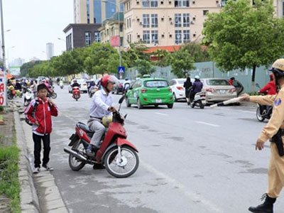 Hà Nội: Bố bỏ con giữa đường, quay đầu xe trốn CSGT