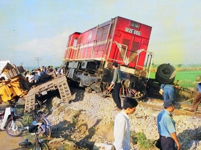 Hy hữu: Ô tô bị kẹt trên đường ray đúng lúc tàu sắp đến