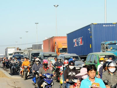 Kẹt xe nghiêm trọng trong ngày đầu thu phí cầu Đồng Nai