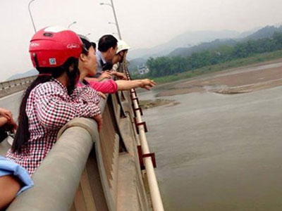 Mâu thuẫn với người yêu, cô gái trẻ gieo mình xuống sông