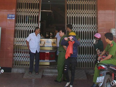 Tên cướp đập tủ, cướp vàng trong 5 giây